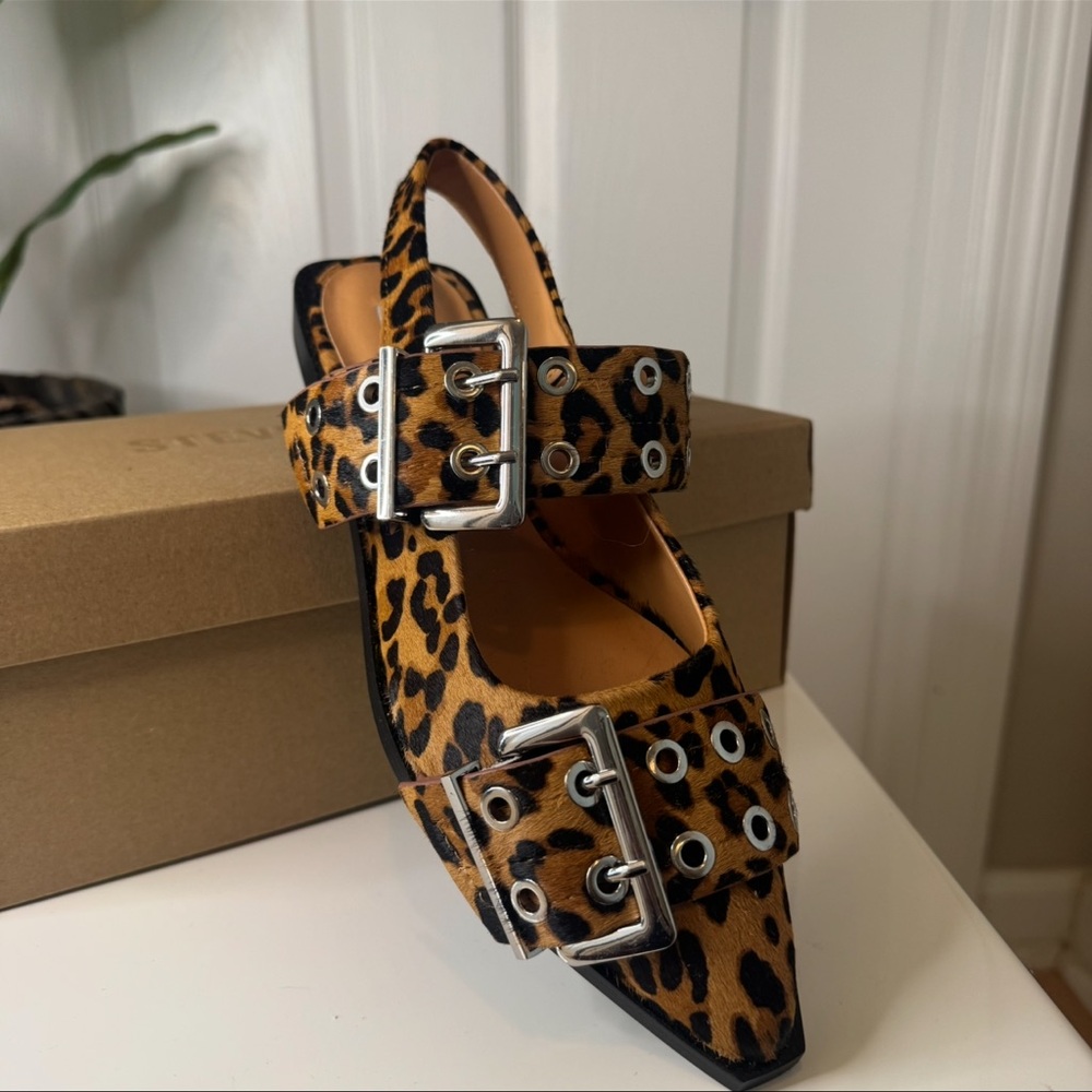 Graya Slingback Shoe Size 7.5. NWT
STEVE MADDEN